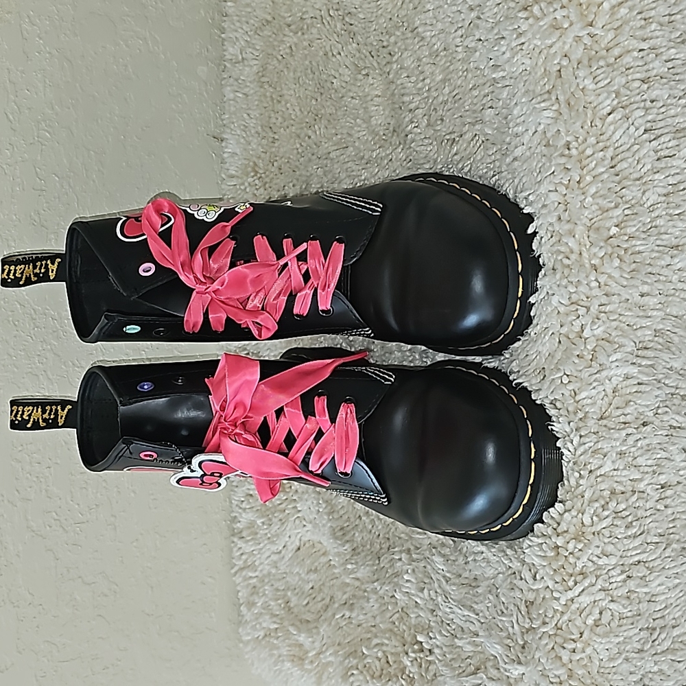 Dr. Martens X Hello Kitty & Friends Boots - Picture 5 of 16